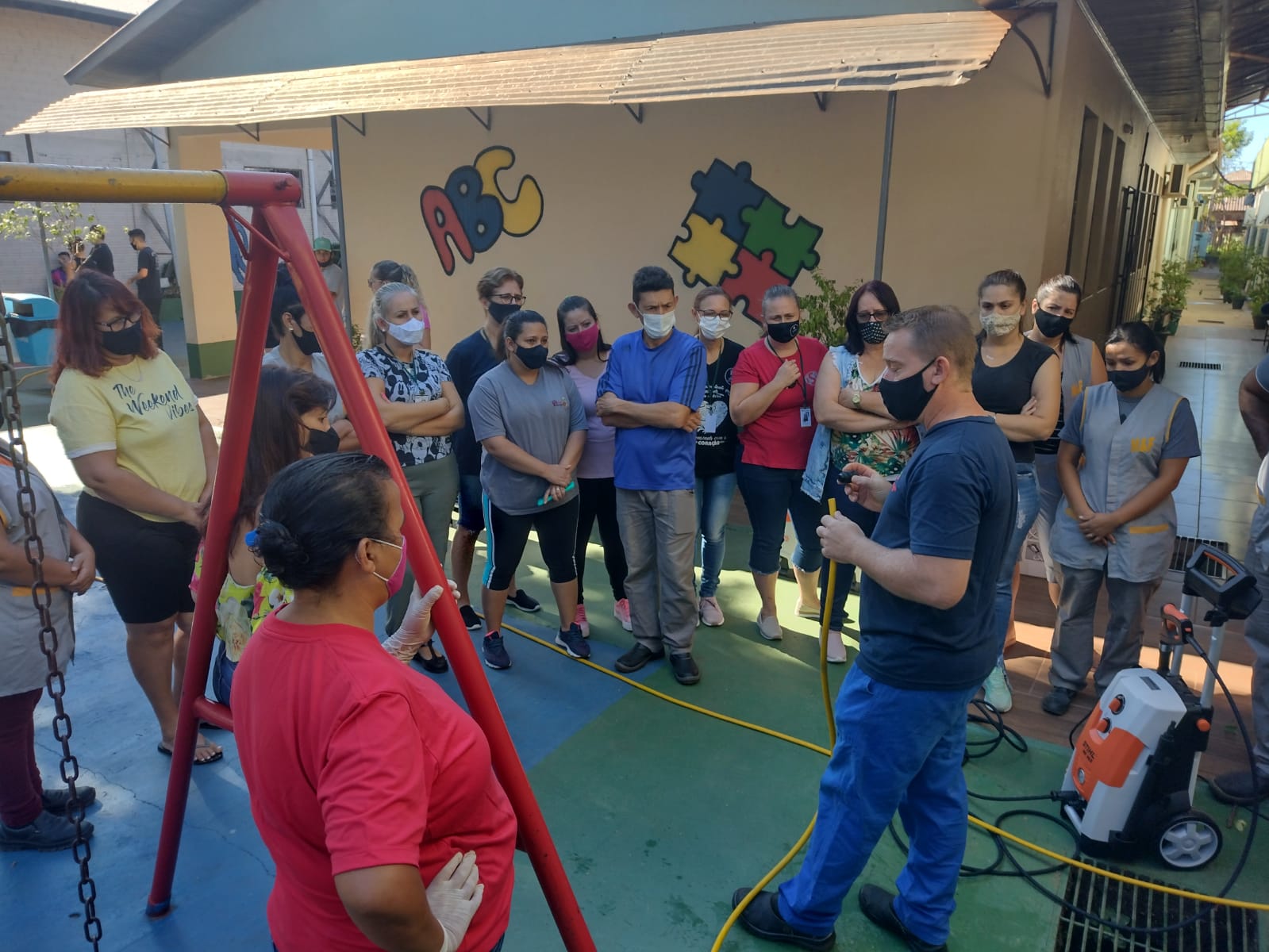 ESCOLAS DA REDE MUNICIPAL RECEBEM LAVADORAS E SOPRADORES DE ALTA PRESSÃO